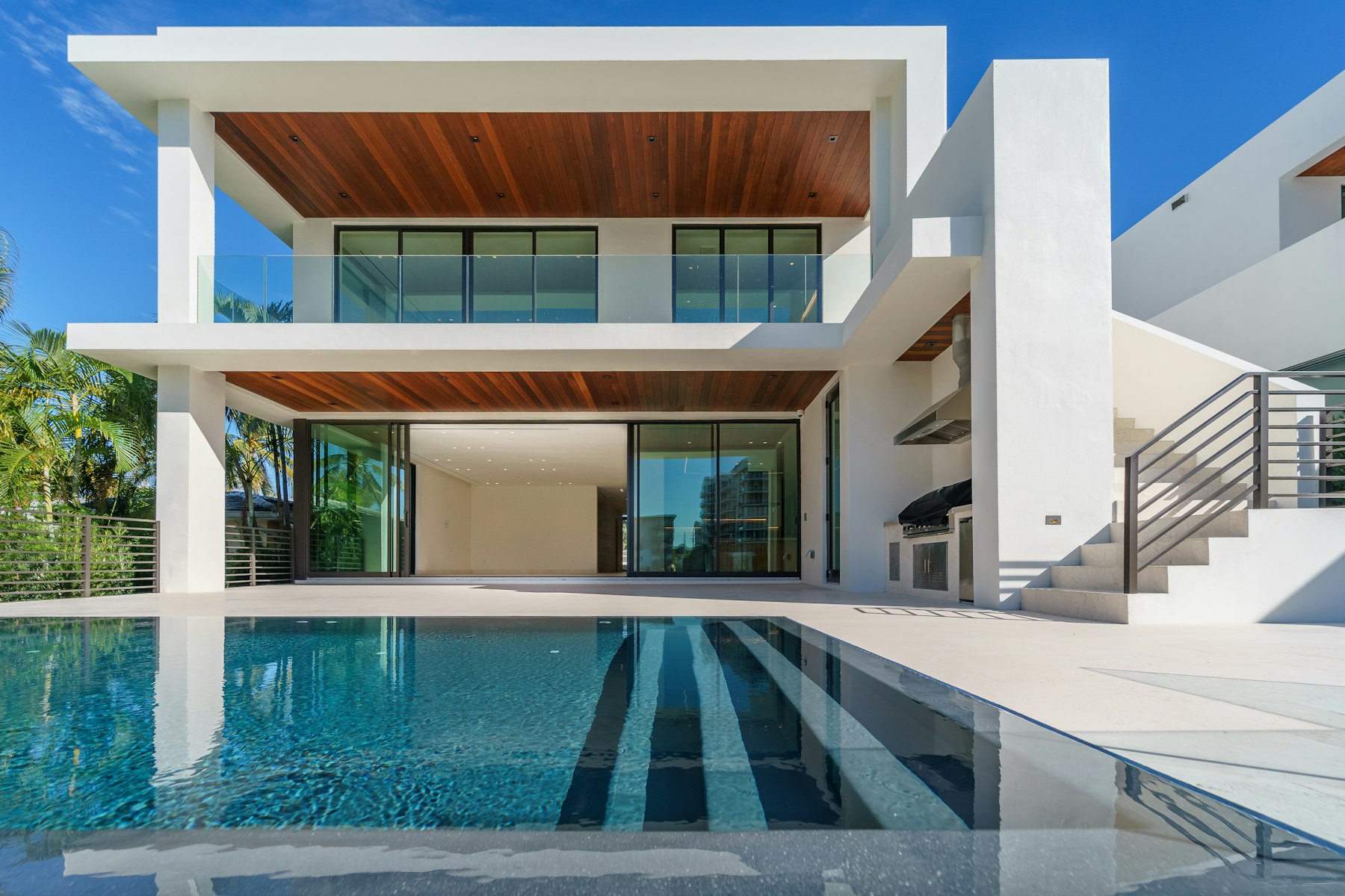 Casa contemporánea con grandes ventanales y piscina